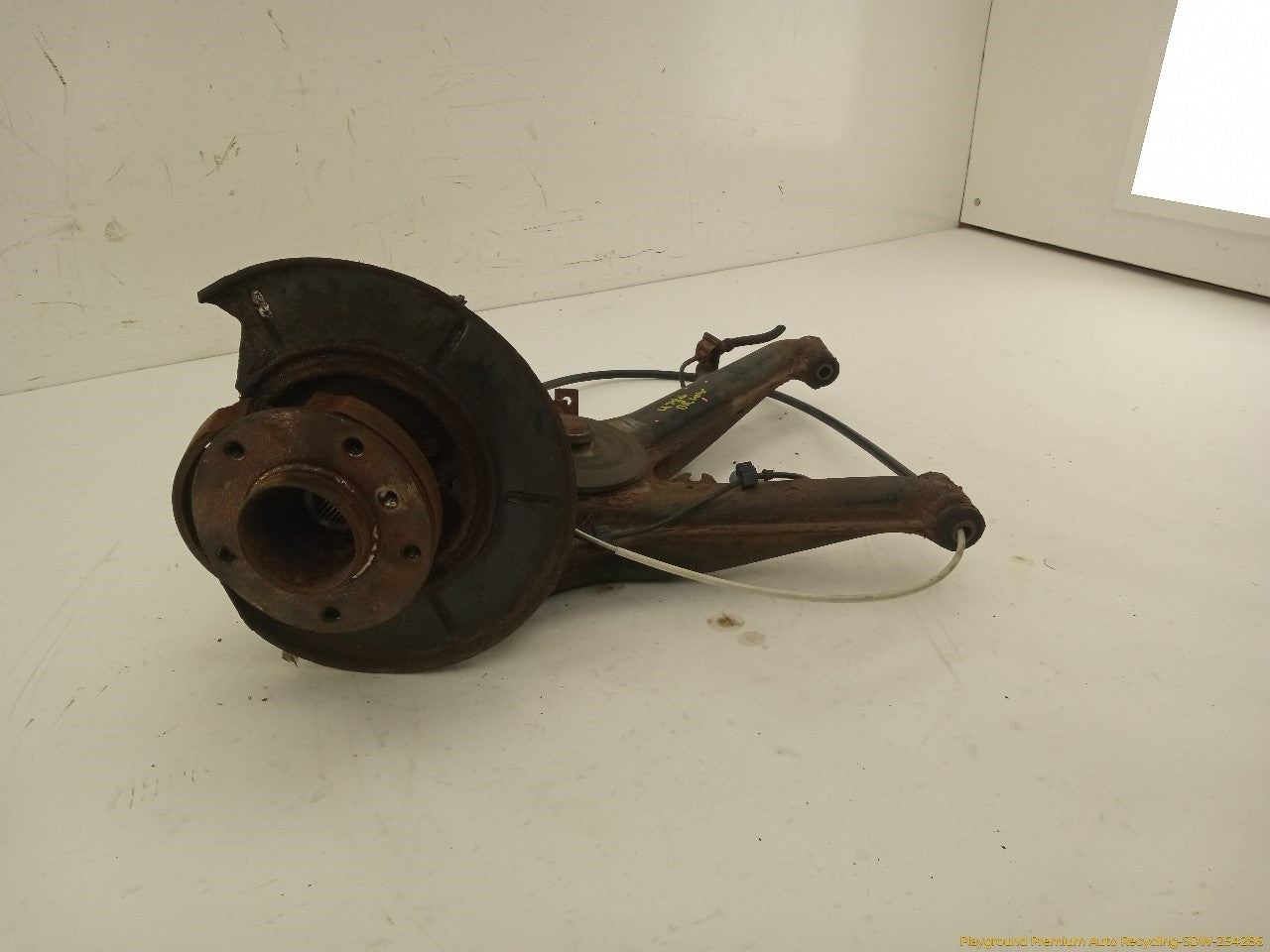 BMW 318ti Passenge Right Rear Spindle Knuckle Hub