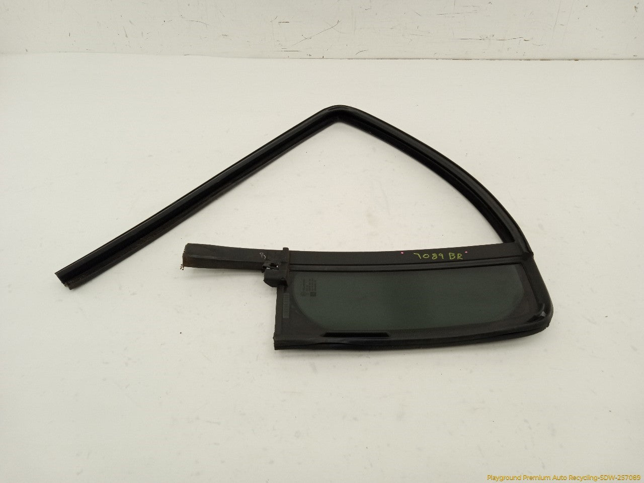 Hummer H3 Passenger Right Rear Door Vent Glass