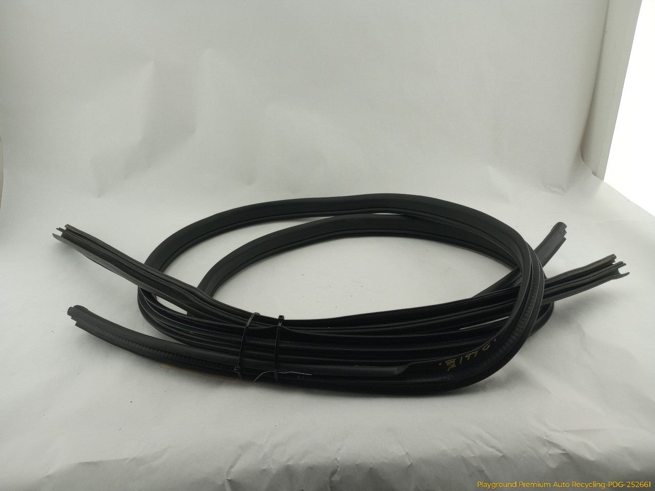 Hummer H3 Pair Of Tailgate Molding Seals