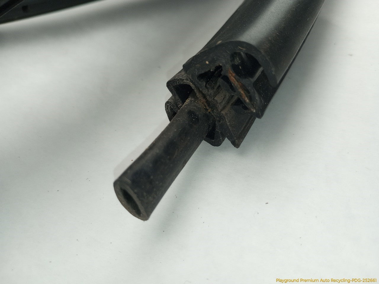 Hummer H3 Pair Of Tailgate Molding Seals