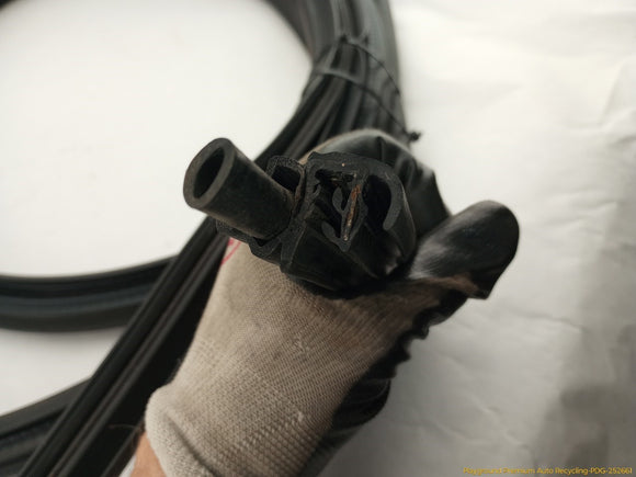 Hummer H3 Pair Of Tailgate Molding Seals