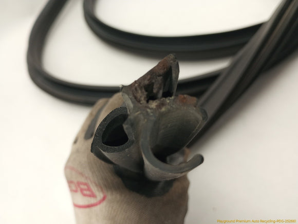 Hummer H3 Pair Of Tailgate Molding Seals