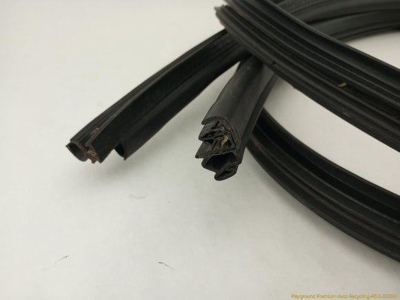 Hummer H3 Pair Of Tailgate Molding Seals