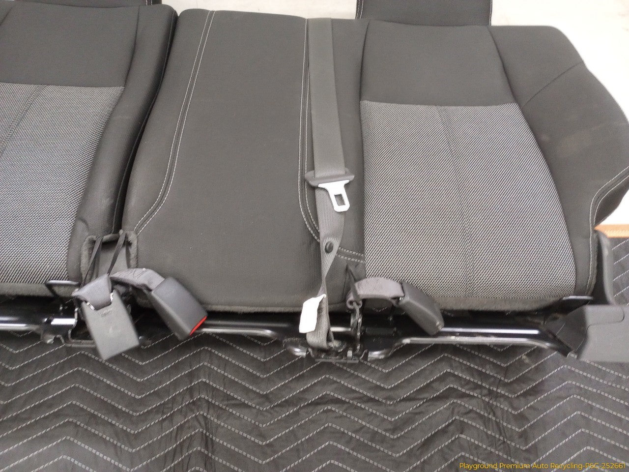 Hummer H3 Set Of Complete Rear Seats