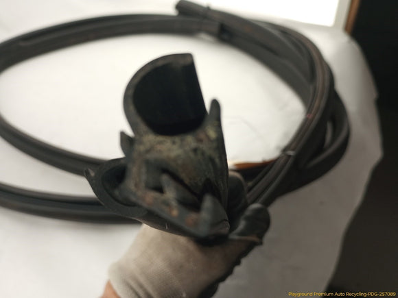 Hummer H3 Pair Of Tailgate Molding Seals