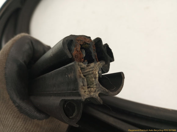 Hummer H3 Pair Of Tailgate Molding Seals