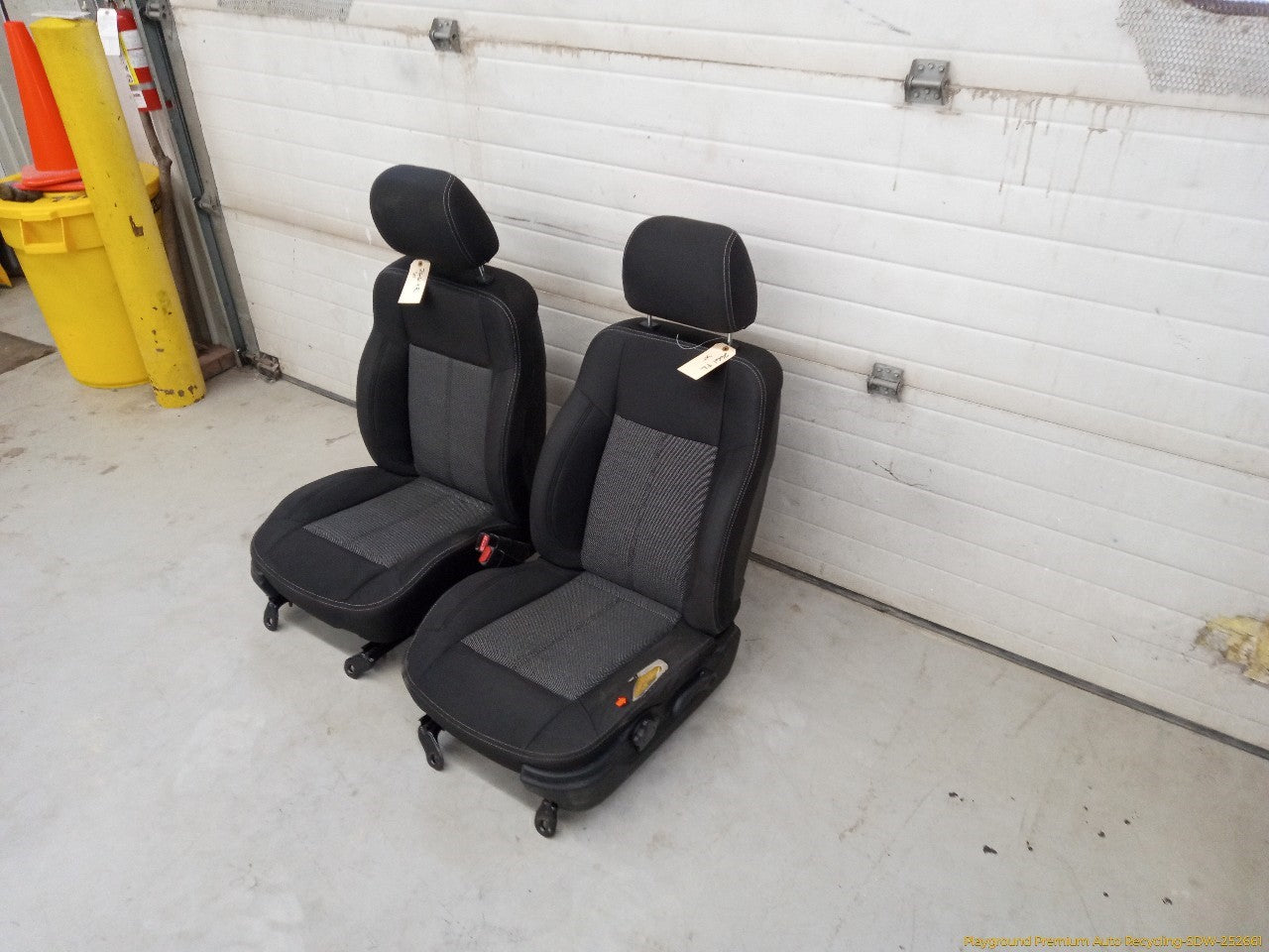 Hummer H3 Pair Of Front Seat Assembly