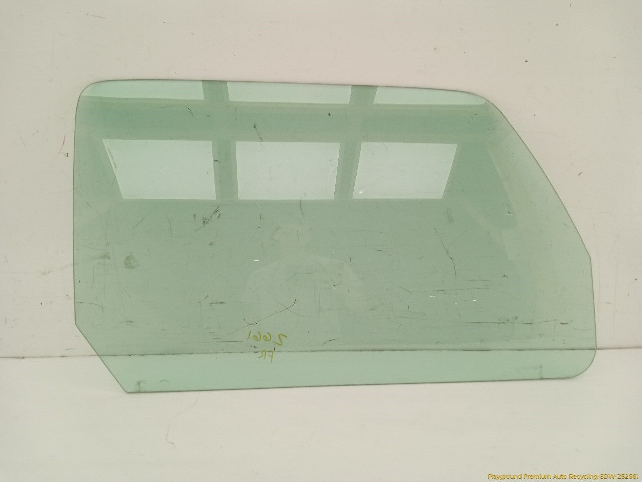 Hummer H3 Passenger Right Front Door Window Glass