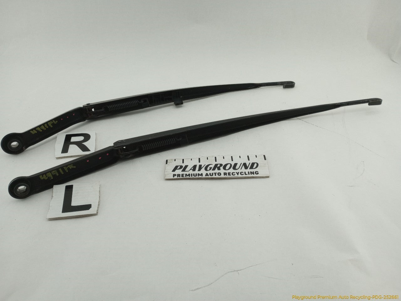 BMW 330XI Pair Of Windshield Wiper Arms