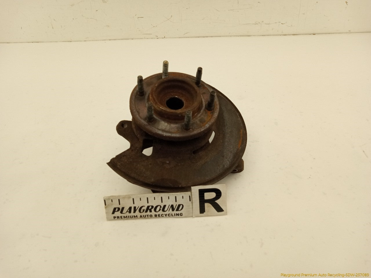 Hummer H3 Passenger Right Front Spindle Knuckle Hub