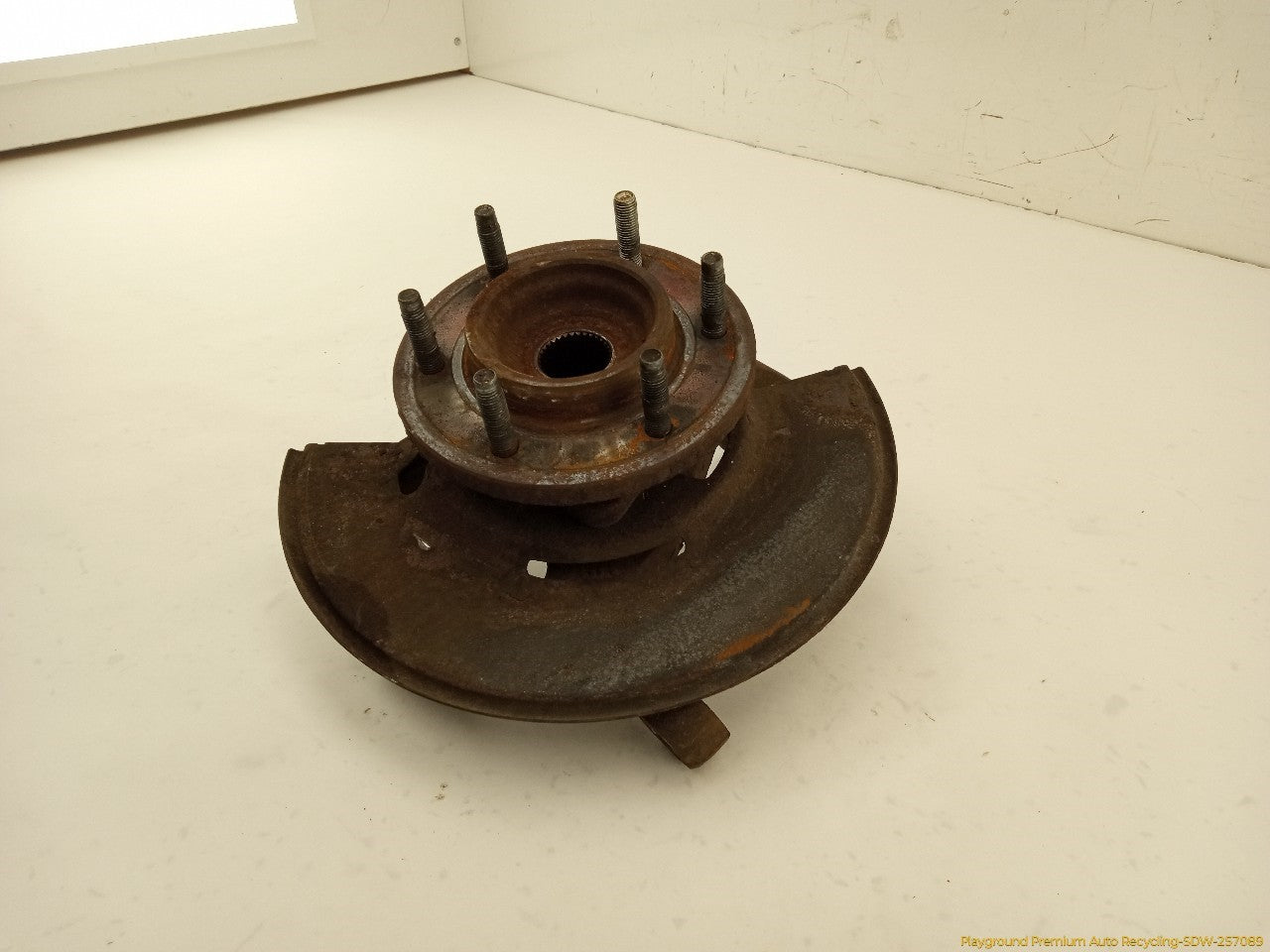 Hummer H3 Passenger Right Front Spindle Knuckle Hub - 0