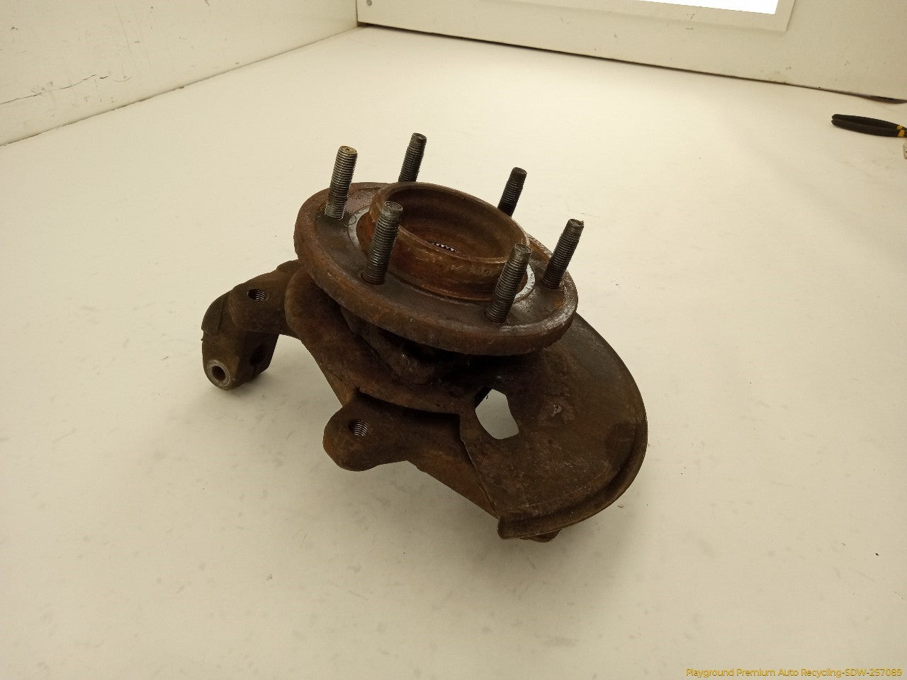 Hummer H3 Passenger Right Front Spindle Knuckle Hub