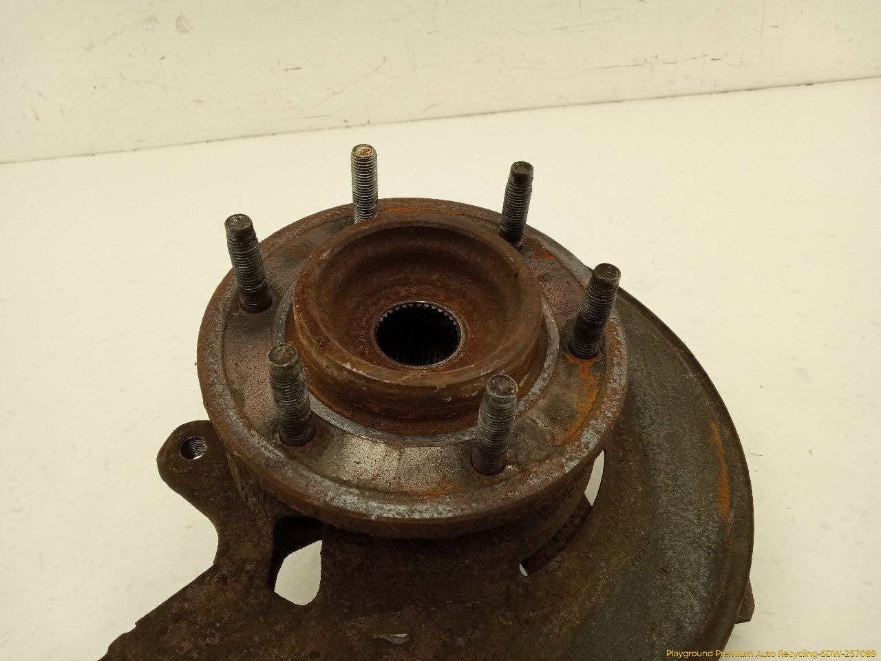 Hummer H3 Passenger Right Front Spindle Knuckle Hub