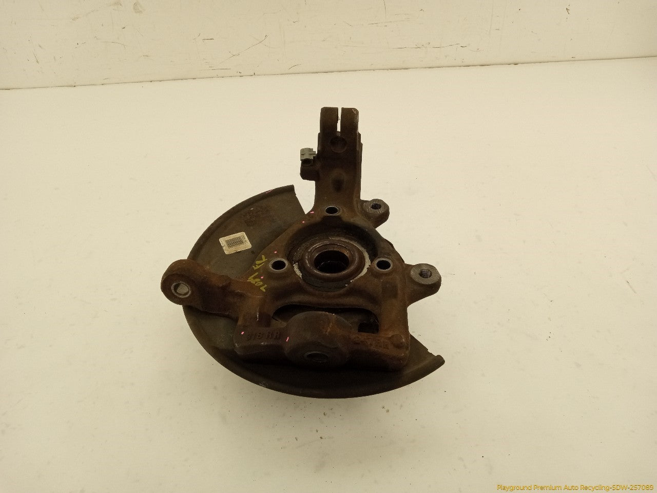 Hummer H3 Passenger Right Front Spindle Knuckle Hub