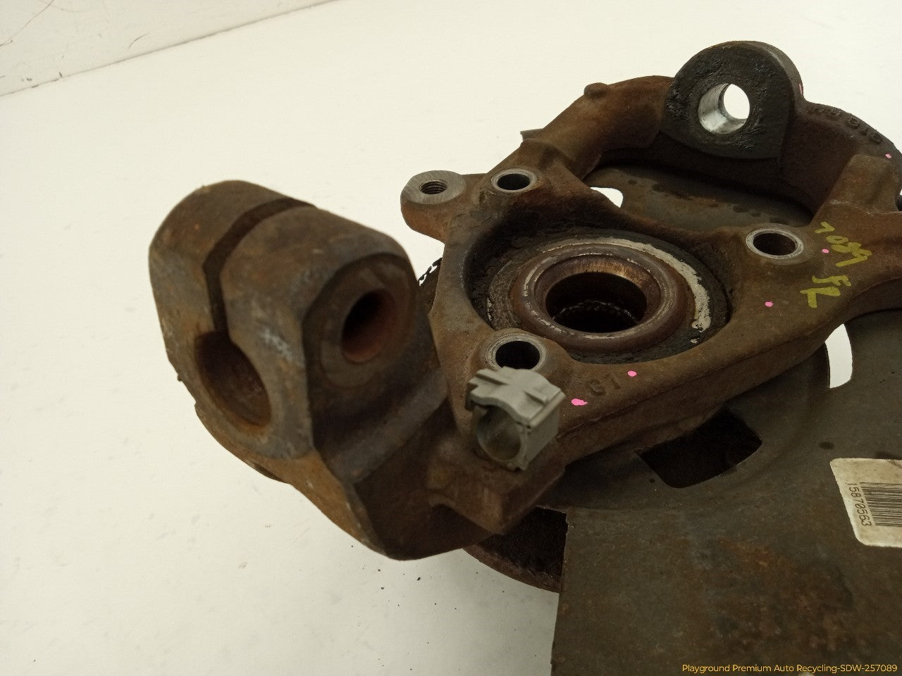 Hummer H3 Passenger Right Front Spindle Knuckle Hub