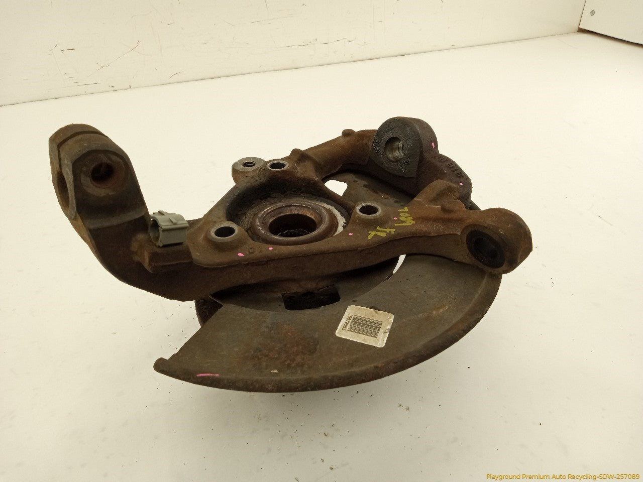 Hummer H3 Passenger Right Front Spindle Knuckle Hub