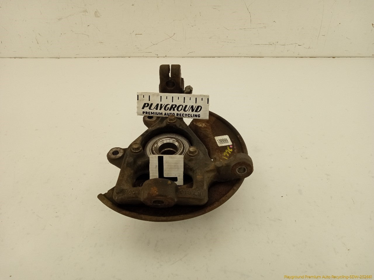 Hummer H3 Driver Left Front Spindle Knuckle Hub