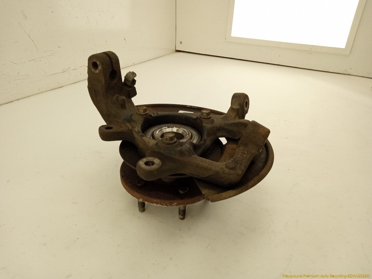 Hummer H3 Driver Left Front Spindle Knuckle Hub
