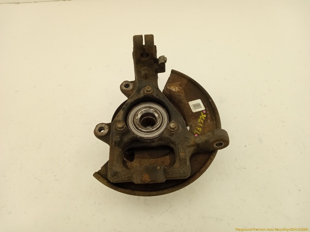Hummer H3 Driver Left Front Spindle Knuckle Hub
