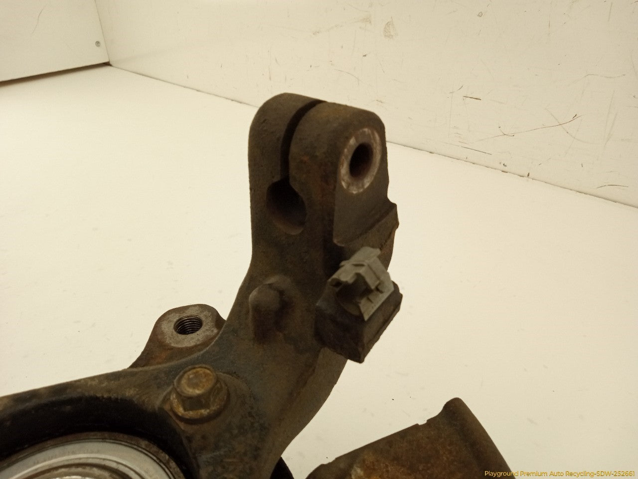 Hummer H3 Driver Left Front Spindle Knuckle Hub