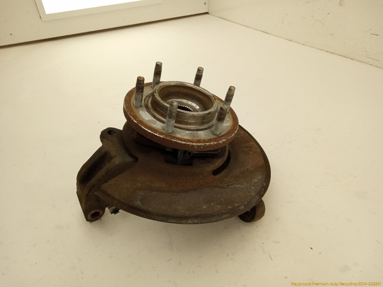 Hummer H3 Driver Left Front Spindle Knuckle Hub
