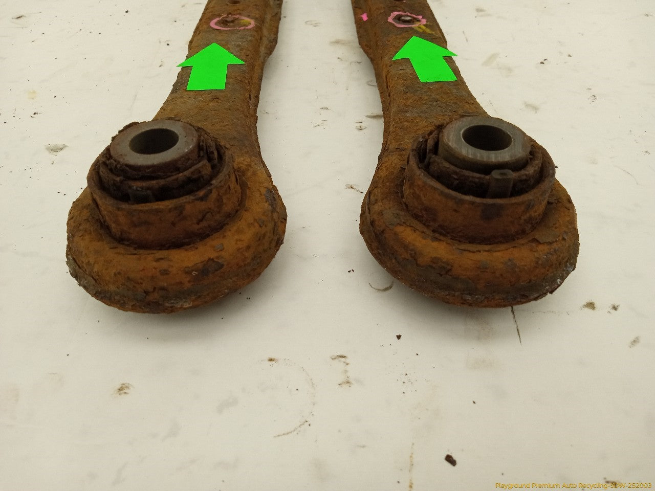Land Rover LR2 Pair Of Rear Lower Locating Arm
