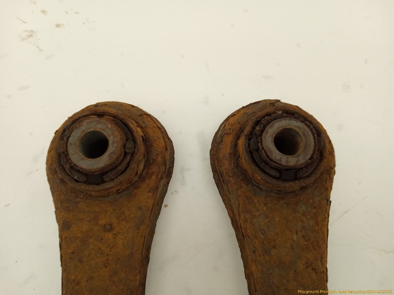 Land Rover LR2 Pair Of Rear Lower Locating Arm