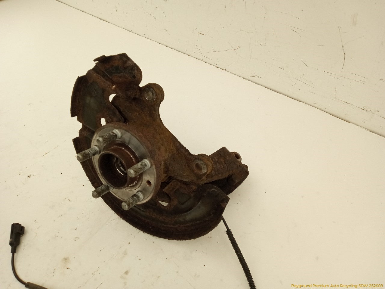 Land Rover LR2 Driver Left Front Spindle Knuckle Hub