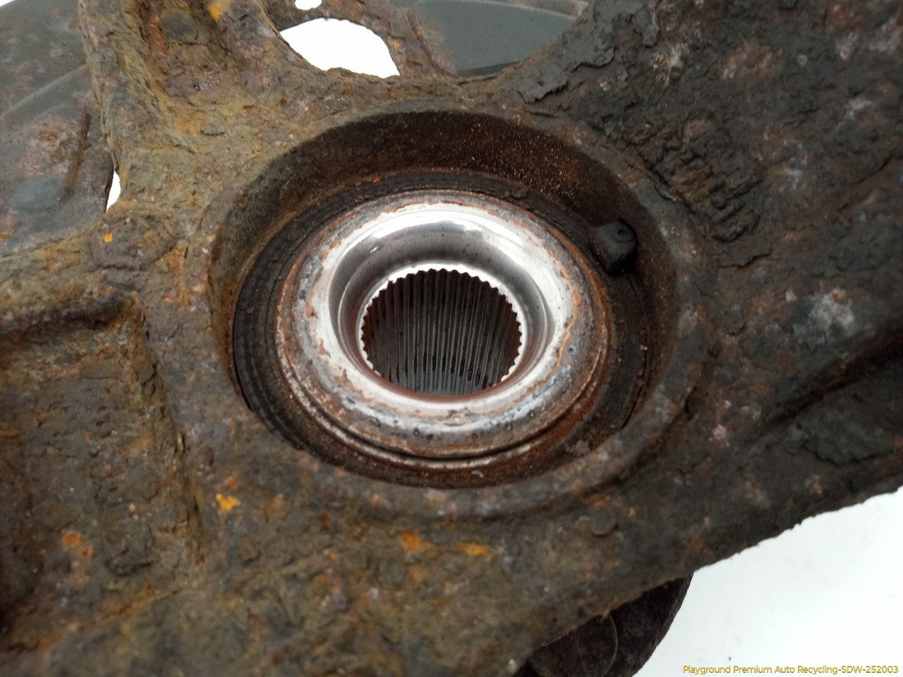 Land Rover LR2 Driver Left Front Spindle Knuckle Hub