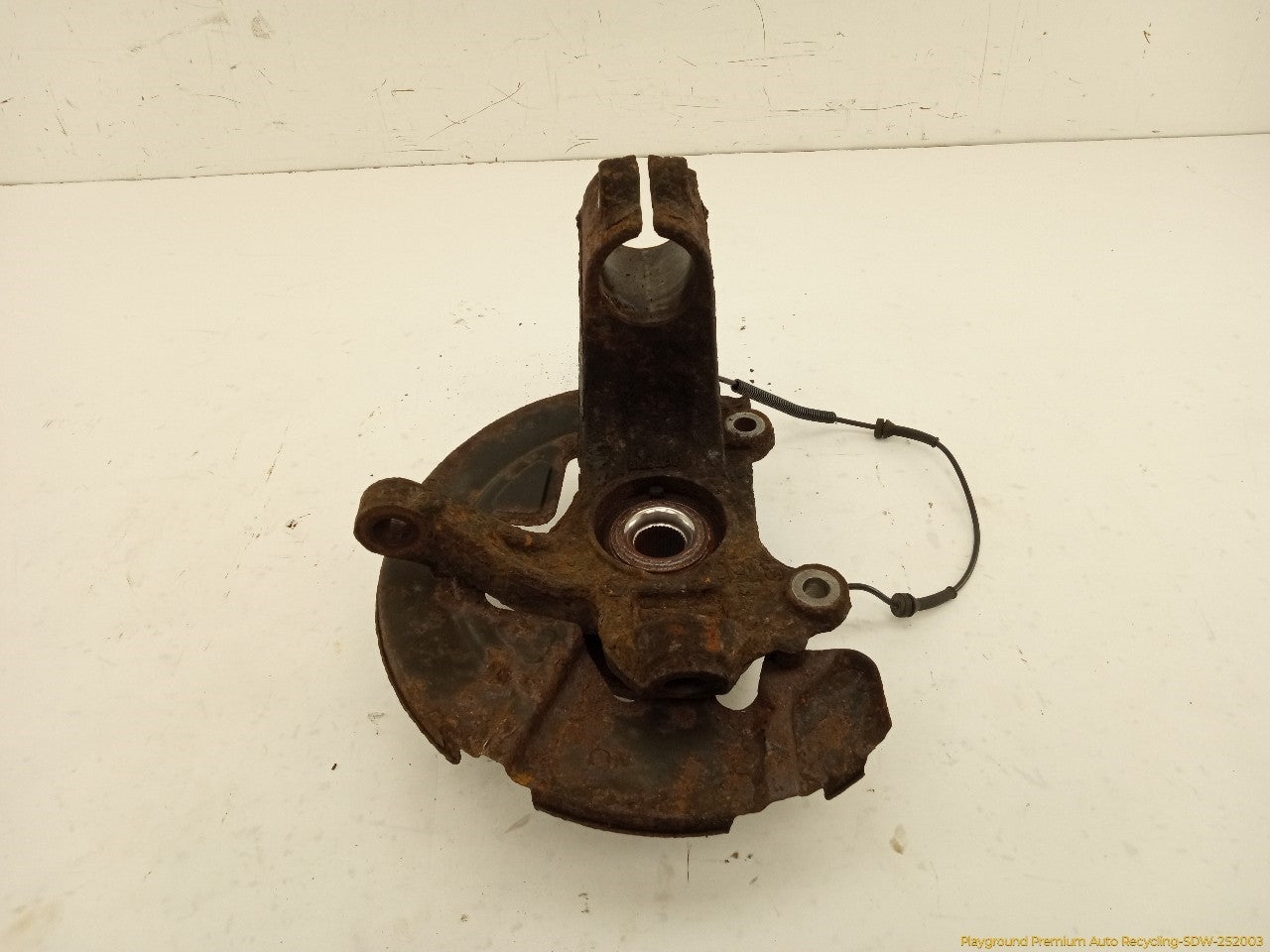 Land Rover LR2 Driver Left Front Spindle Knuckle Hub