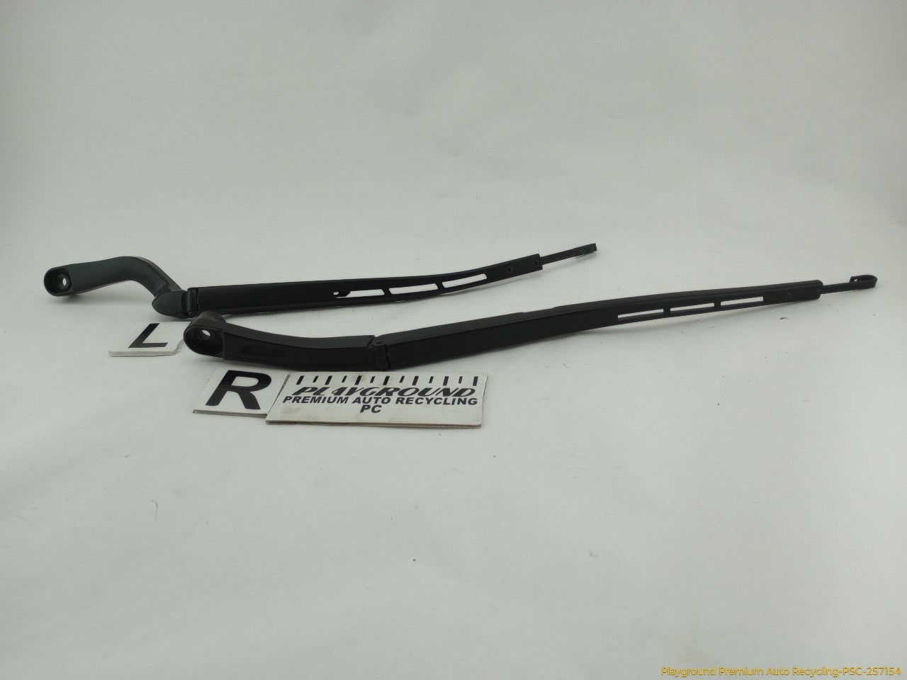 Cadillac CTS Pair Of Windshield Wiper Arms