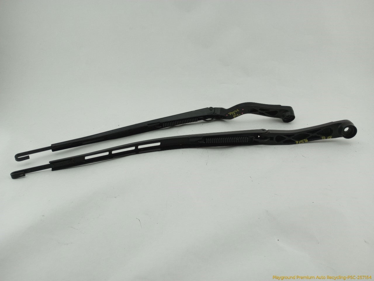 Cadillac CTS Pair Of Windshield Wiper Arms - 0