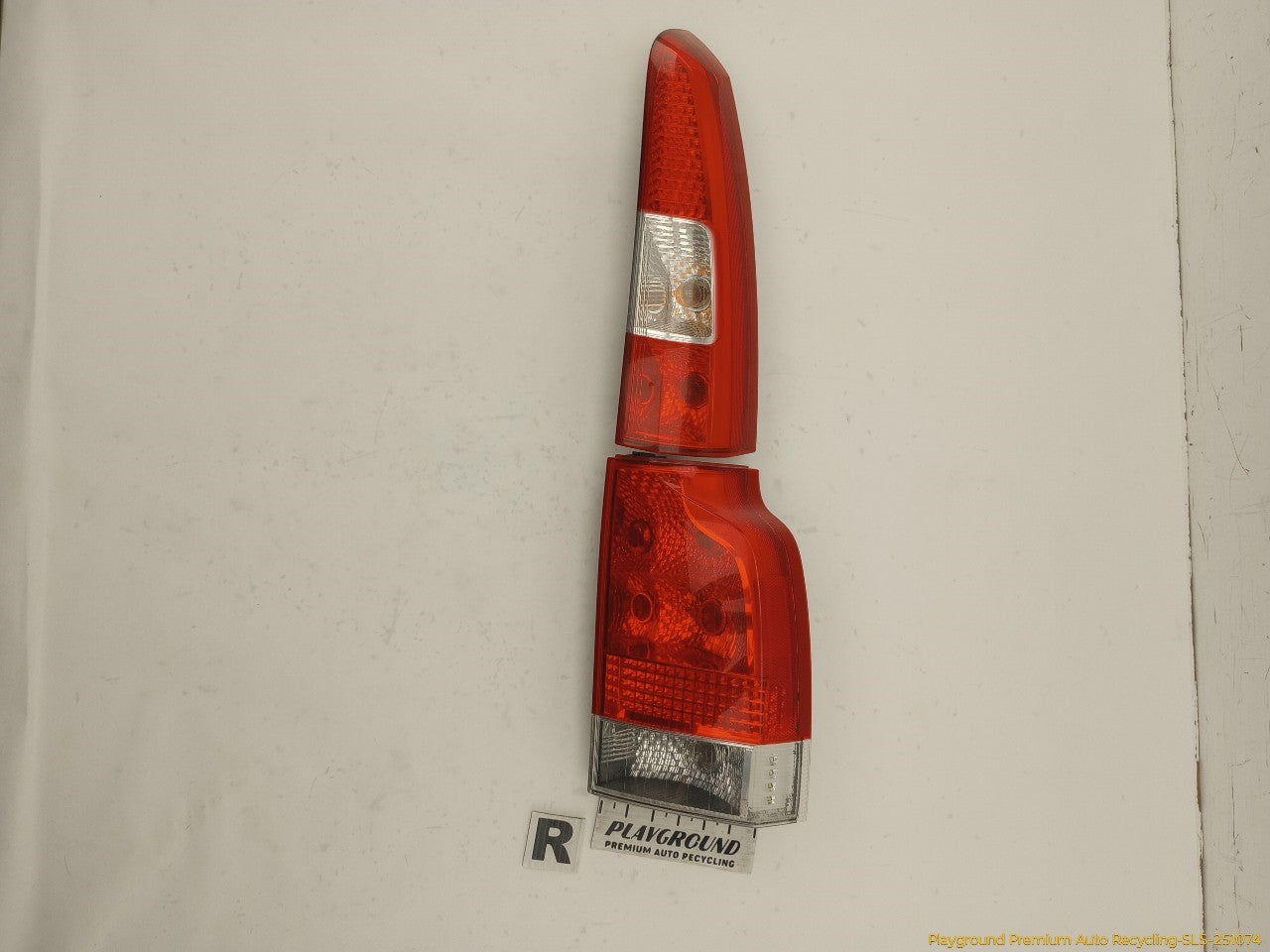 Volvo XC70 Pair Of Passenger Right Tail Lamps
