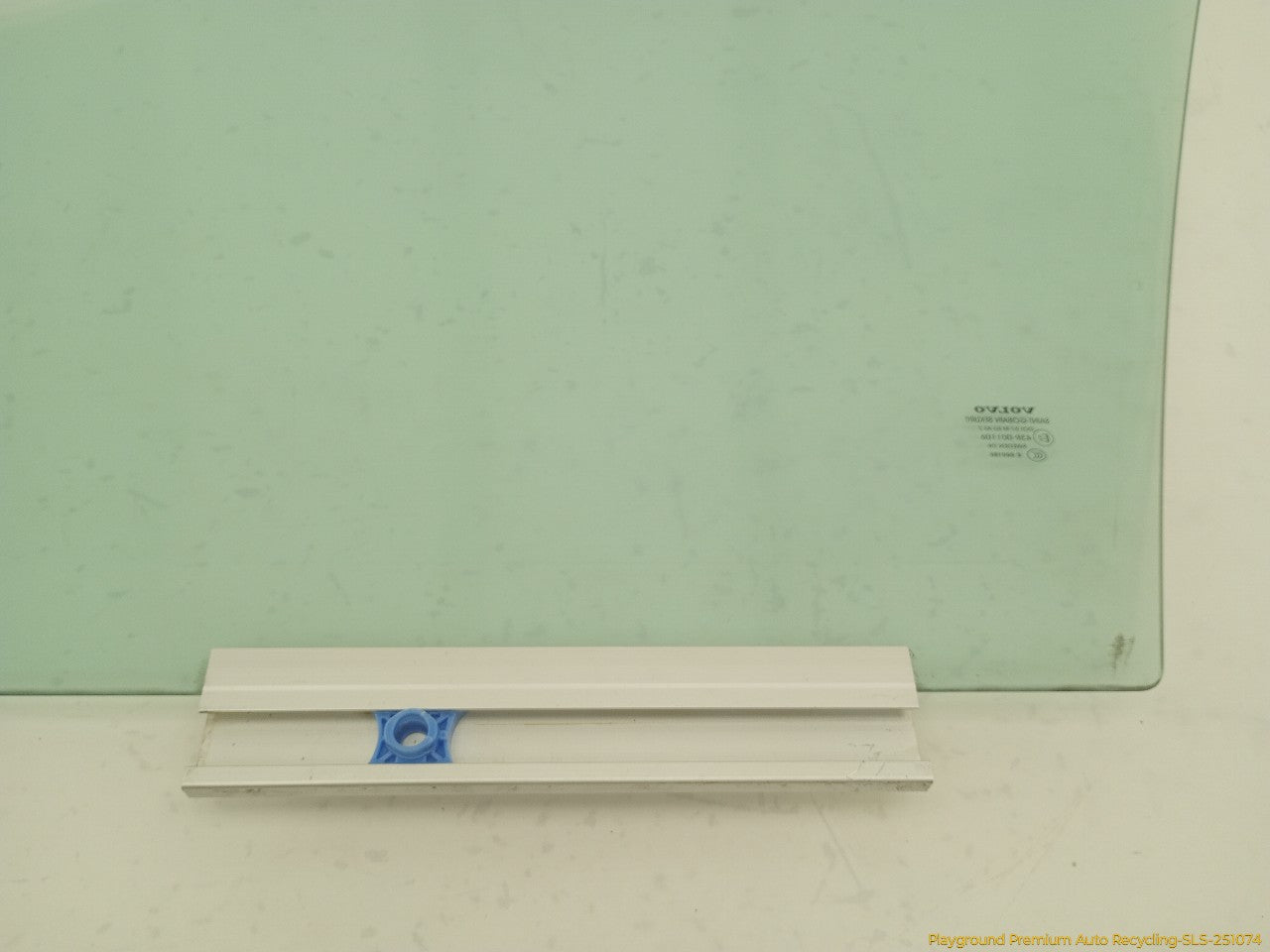 Volvo XC70 Passenger Right Front Door Window Glass