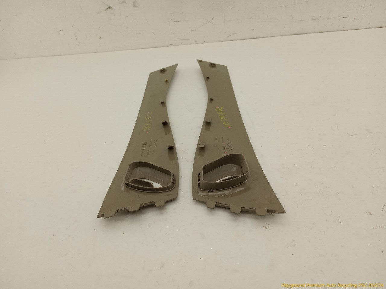 Volvo XC70 Pair Of Center Console Side Trim - 0