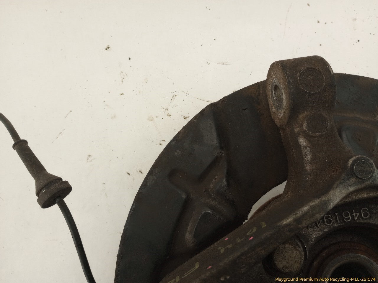 Volvo XC70 Passenger Right Front Spindle Knuckle Hub