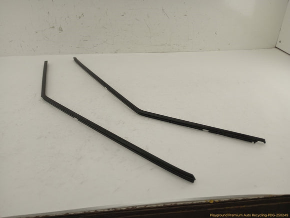 Land Rover Evoque Pair Of Front Door Upper Seal Moldings