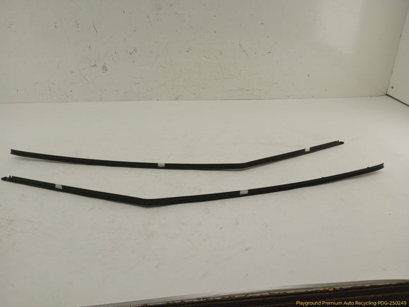 Land Rover Evoque Pair Of Front Door Upper Seal Moldings