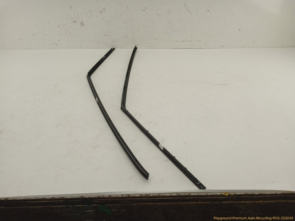 Land Rover Evoque Pair Of Front Door Upper Seal Moldings