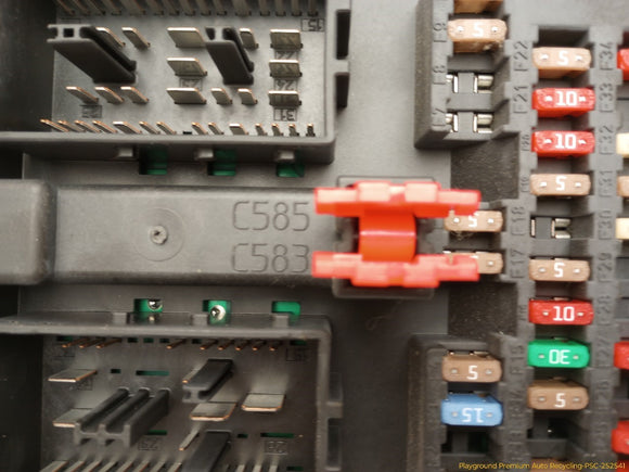 Land Rover LR4 Engine Fuse Box