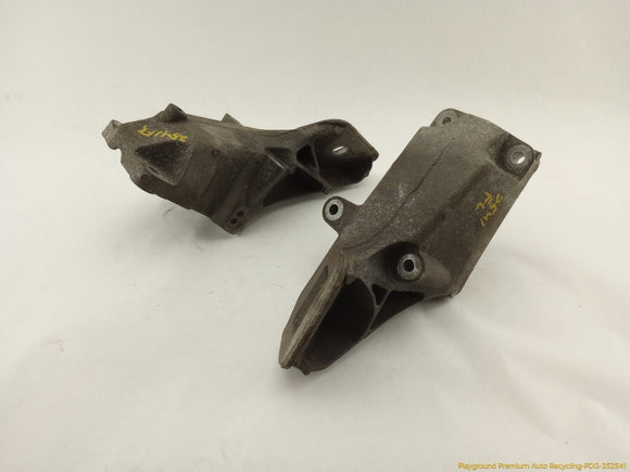 Land Rover LR4 Pair Of Engine Mount Bracket