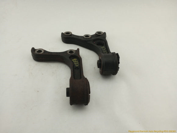 Toyota 4Runner Pair Of Front Differential Support Brackets