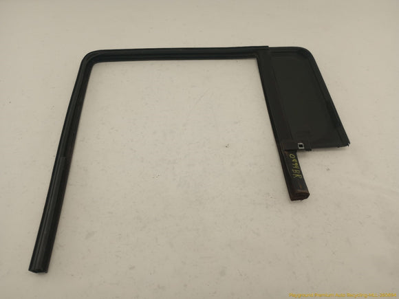 Hummer H3 Passenger Right Rear Door Vent Glass