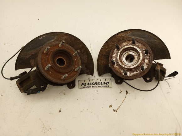 Hummer H3 Pair Of Front Spindle Knuckle Hubs